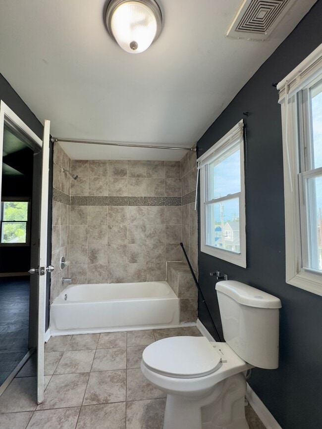 Building Photo - Charming 4 Bedroom/2 Bathroom in Asbury Av...