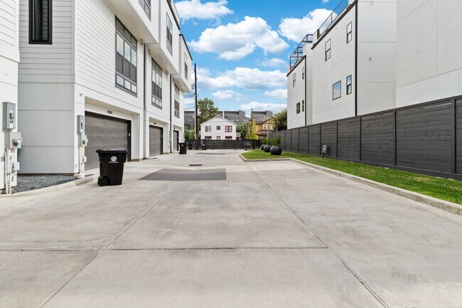 Building Photo - 1504 Ennis St