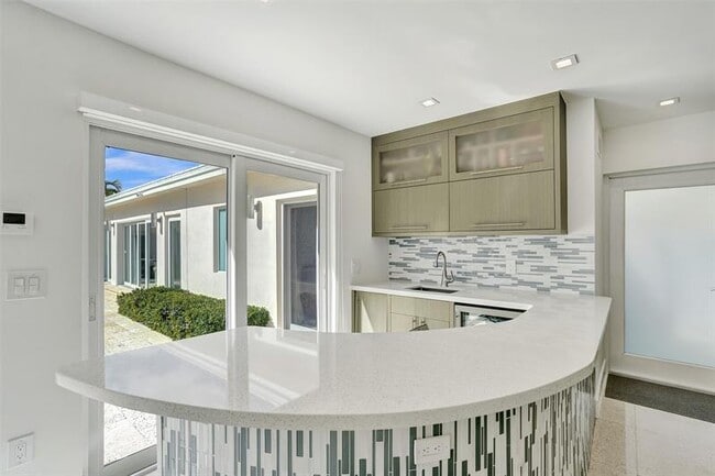 Building Photo - 2514 Yacht Club Blvd