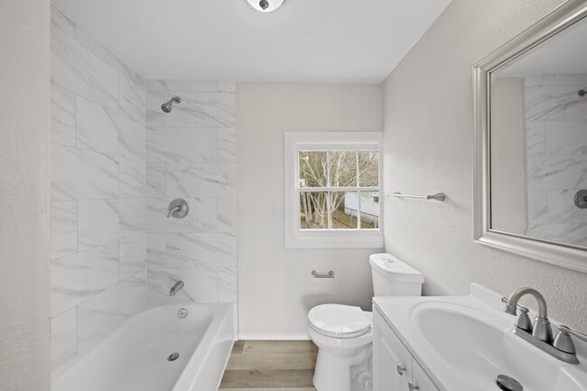 Building Photo - 904 Stubbs St