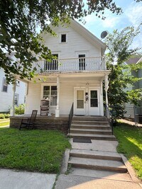 Building Photo - 524 8th Ave NE