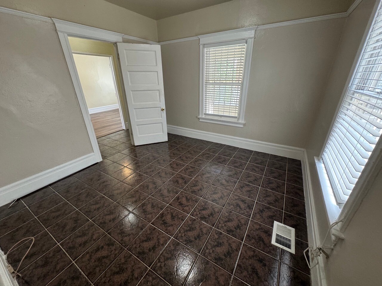 Building Photo - 1124 W 37th Pl