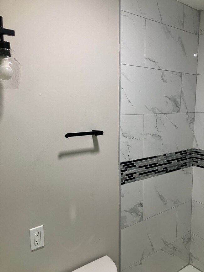 Building Photo - 7 Bedrooms 3.5 Bathrooms