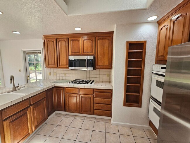Building Photo - REGAL 4 Bed/3 Bath Home in FREMONT