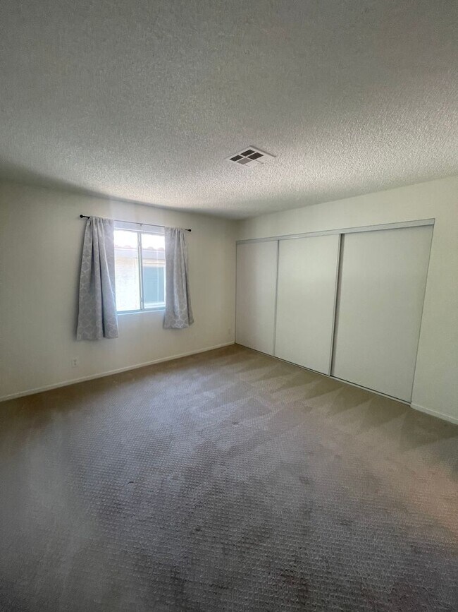 Building Photo - Beautiful upstairs 2-bedroom, 2-bathroom apartment