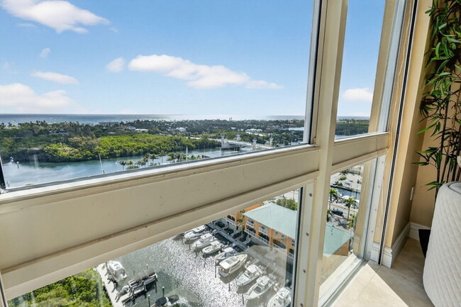 Building Photo - 700 E Boynton Beach Blvd