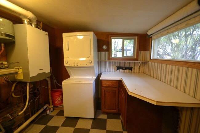 Building Photo - Cheyenne Canyon Ranch Style Home!