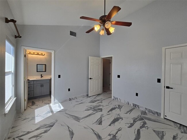 Building Photo - 7013 Marejada Dr