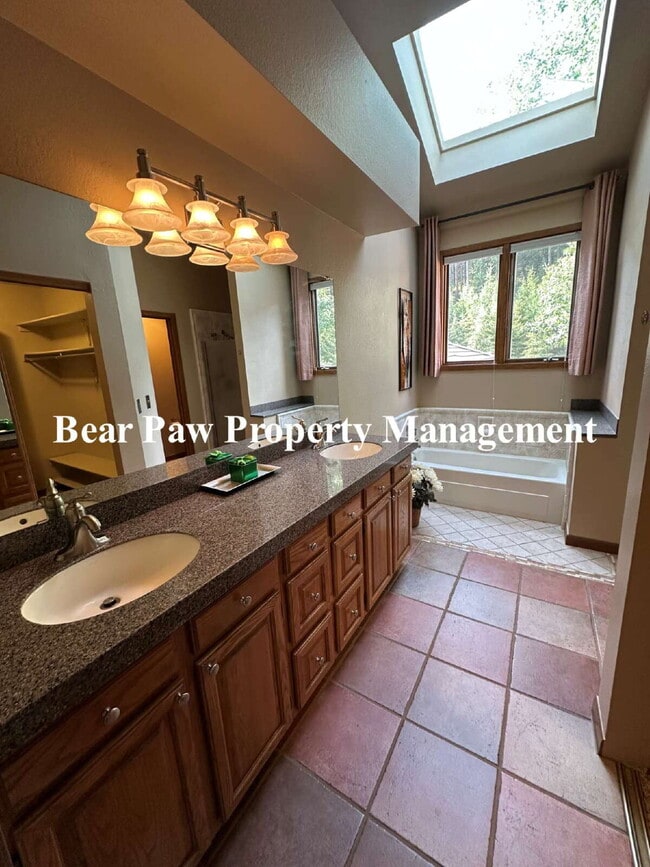 Building Photo - Beautiful Condo in Genesee!!