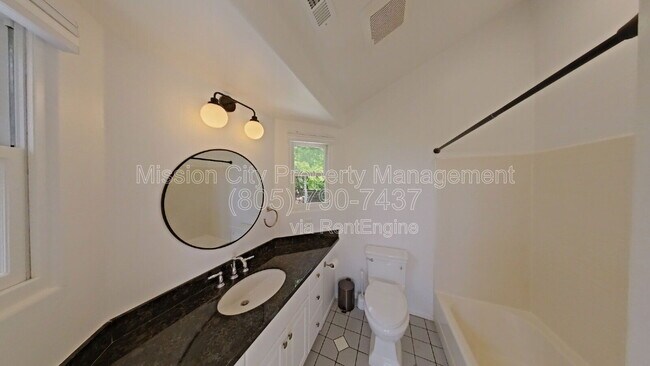 Building Photo - 2570 Lillie Ave