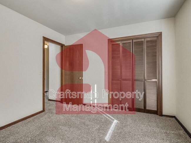 Building Photo - 2704 Silvertree Dr