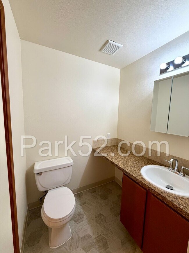 Building Photo - $250 Off First Full Month's Rent! Puyallup Area 2 Bedroom 2nd Floor Apartment