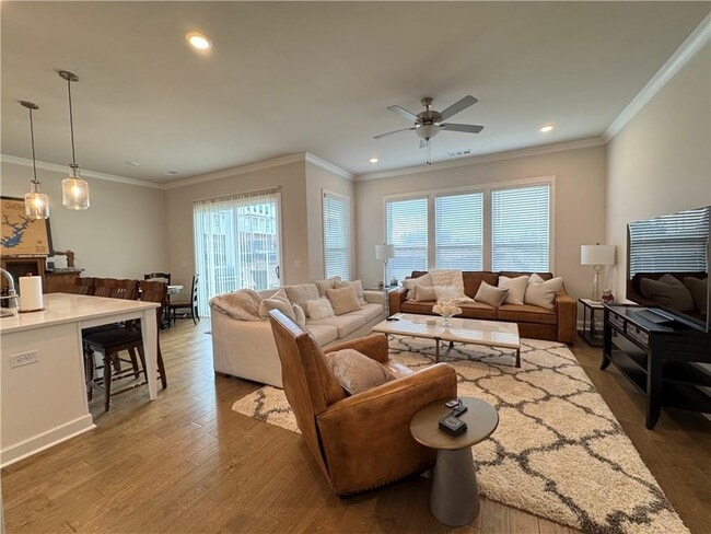 Building Photo - 637 Skytop Dr