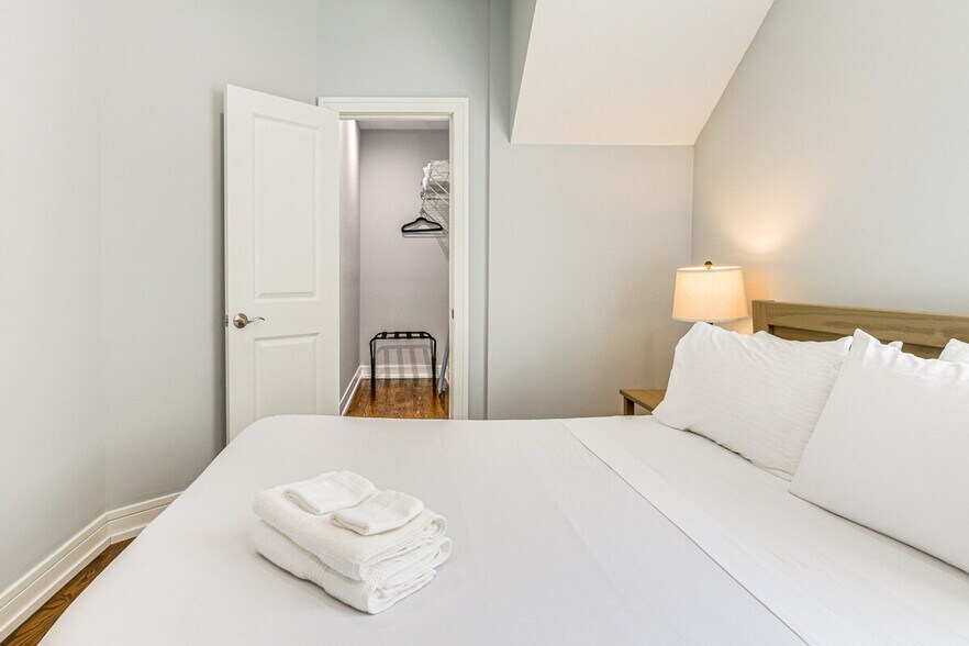 Building Photo - 2113 W Armitage Ave