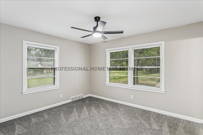 Building Photo - 4 bedroom/ 2 bath home on a spacious half-...