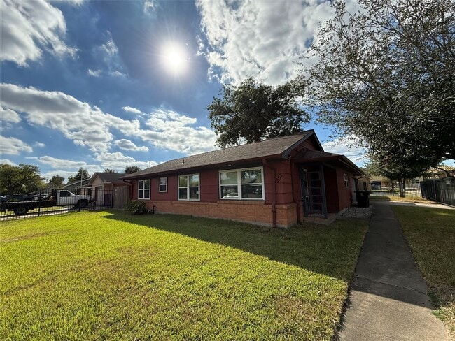 Building Photo - 1857 Huge Oaks St