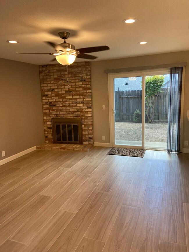 Building Photo - West Roseville - Remodeled 2 Bdrm, 1 Bath