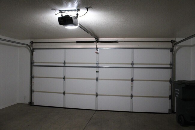 Building Photo - Welcome to this spacious 4 bedroom, 2 bathroom home just waiting for you!