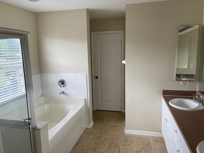 Building Photo - Spacious  3/2 with den