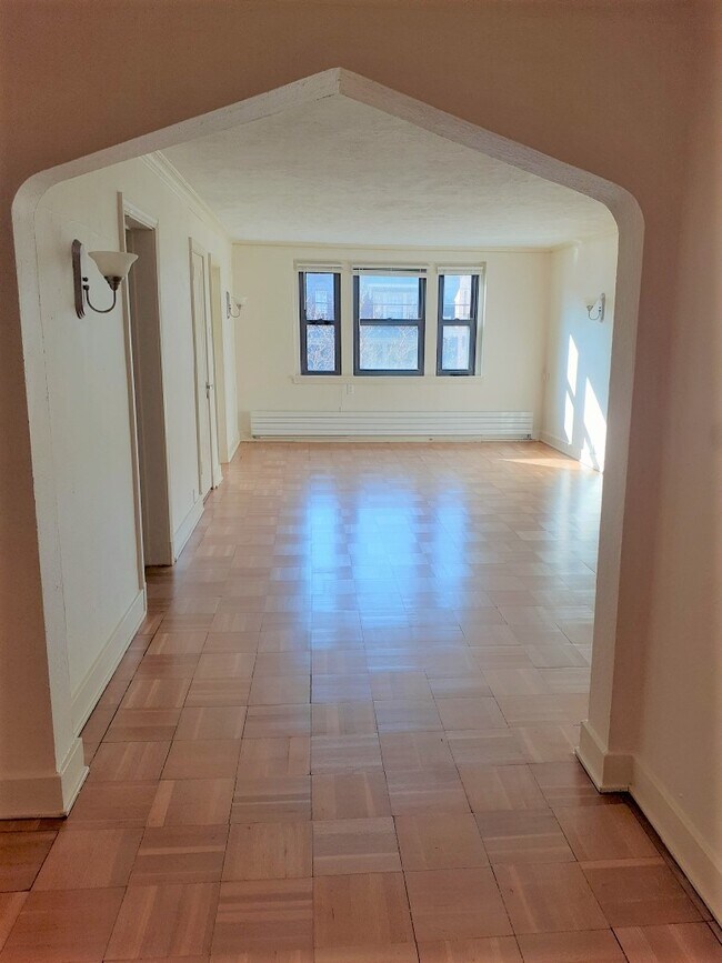 Building Photo - 769 Shady Dr E