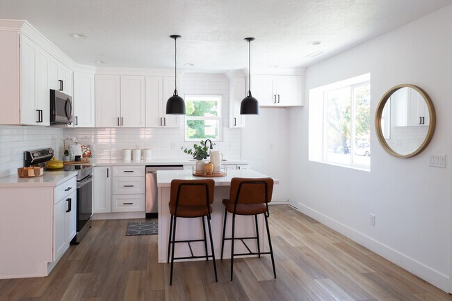 Building Photo - 193 S 400 W