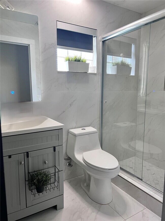 Building Photo - 1371 Bayview Cir