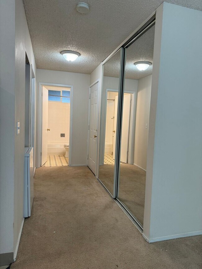 Building Photo - Refreshed Rental Rate One-Bedroom Condo Lo...