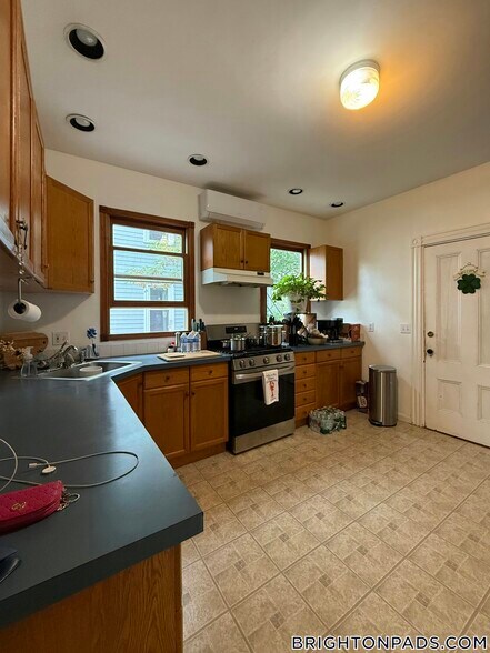 Building Photo - 34 Etna St