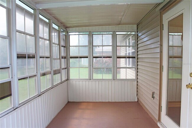 Building Photo - 608 Lark Dr