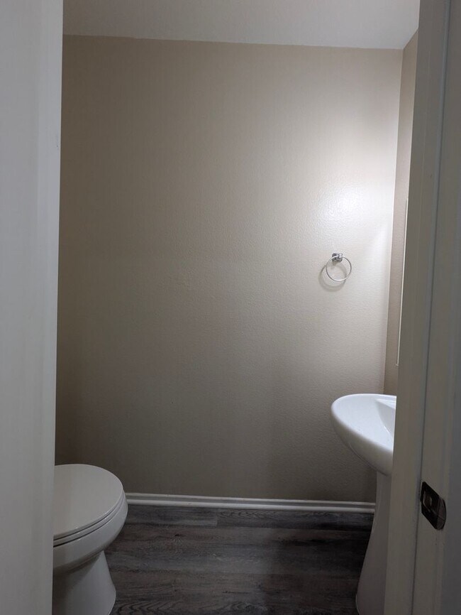 Building Photo - Beautiful 3 bedroom home