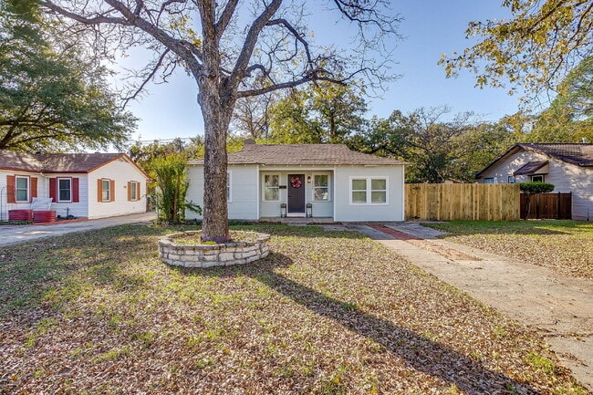 Primary Photo - Fully furnished and updated 3 bedroom 2 bath in the heart of River Oaks. Available immediately an...