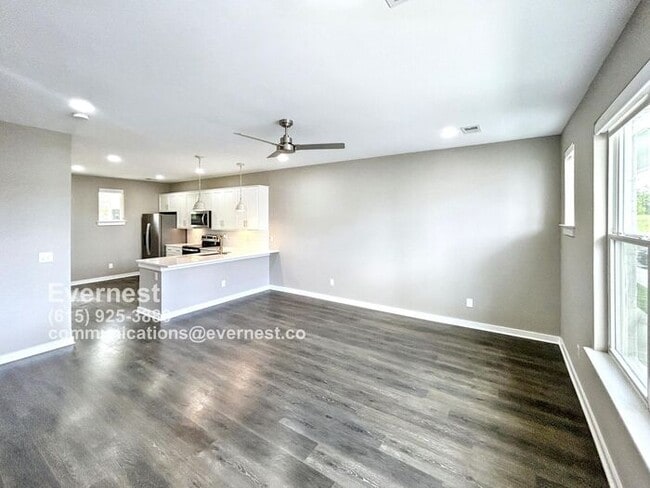 Building Photo - Lovely 3-Bedroom Townhome in a Convenient ...