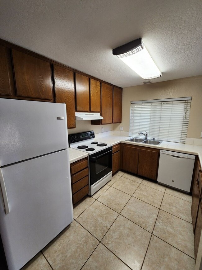 Building Photo - 4 BD/2.5 BA Two Story Townhouse in Timberlane HOA