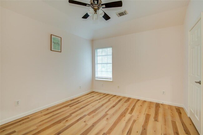 Building Photo - 1810 Oakleaf Cir