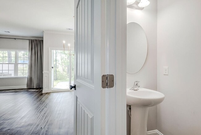 Building Photo - Amenities packed townhouse!