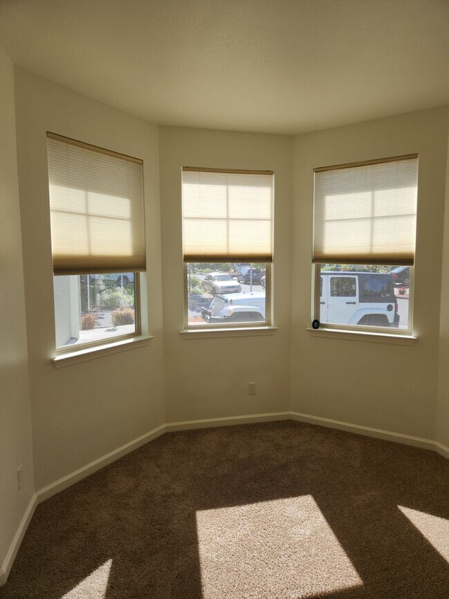 Building Photo - Lovely 3 bedrooms, 2 bathrooms located in ...