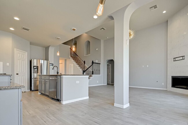 Building Photo - Two-story, 4BD/2.5BR renovated home in Fie...