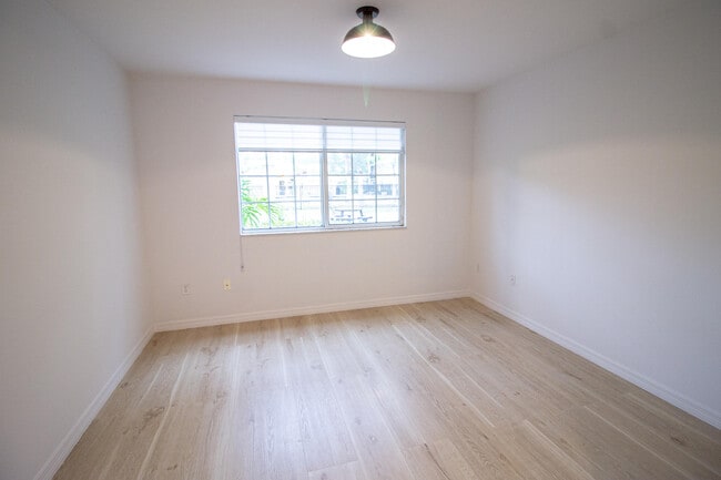 Building Photo - 1200 Crestwood Ct S