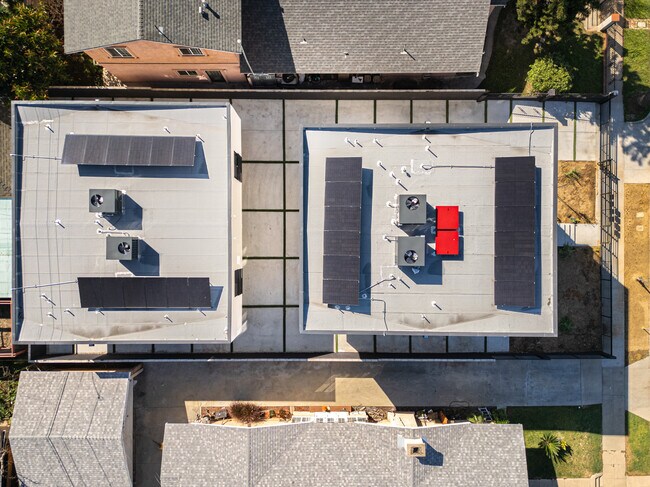 Building Photo - 2000 Hillcrest Dr