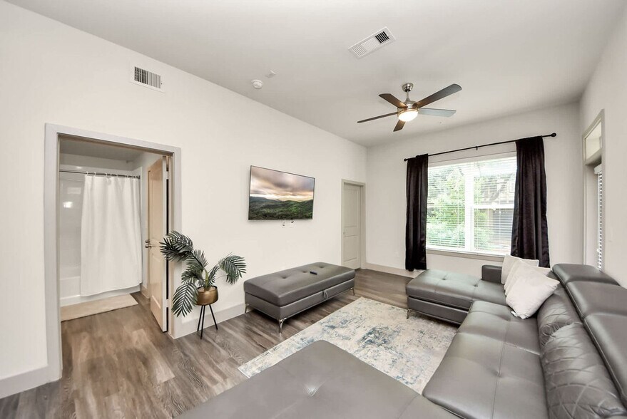 Building Photo - 8877 Frankway Dr