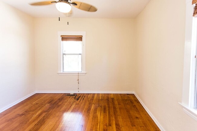 Building Photo - Charming 2 Bedroom House with Expansive Wo...