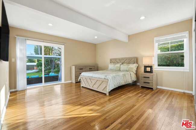 Building Photo - 15040 Hamlin St