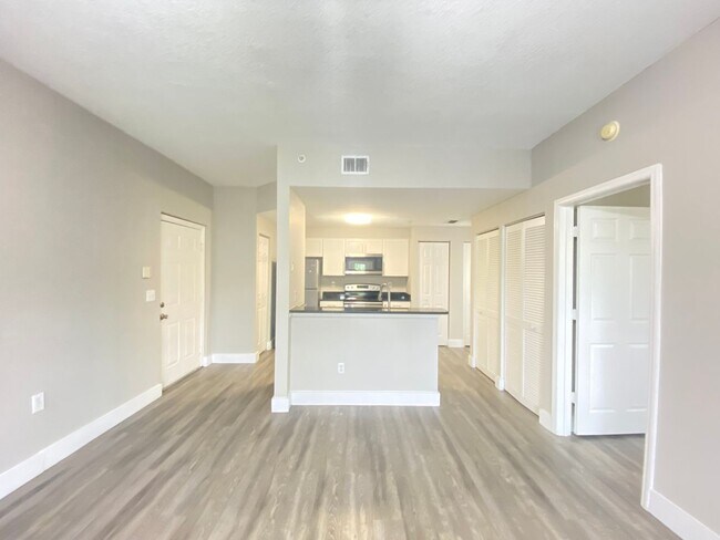 Building Photo - 1 Bedroom / 1 Bath Condo in Gated Community.