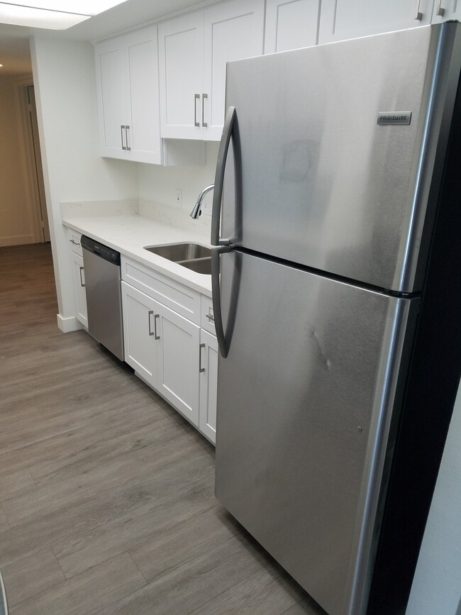 Building Photo - 731 S Detroit St