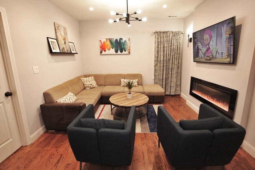 Building Photo - 289 Main St