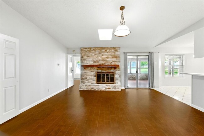 Building Photo - 1009 Rebbeca Dr