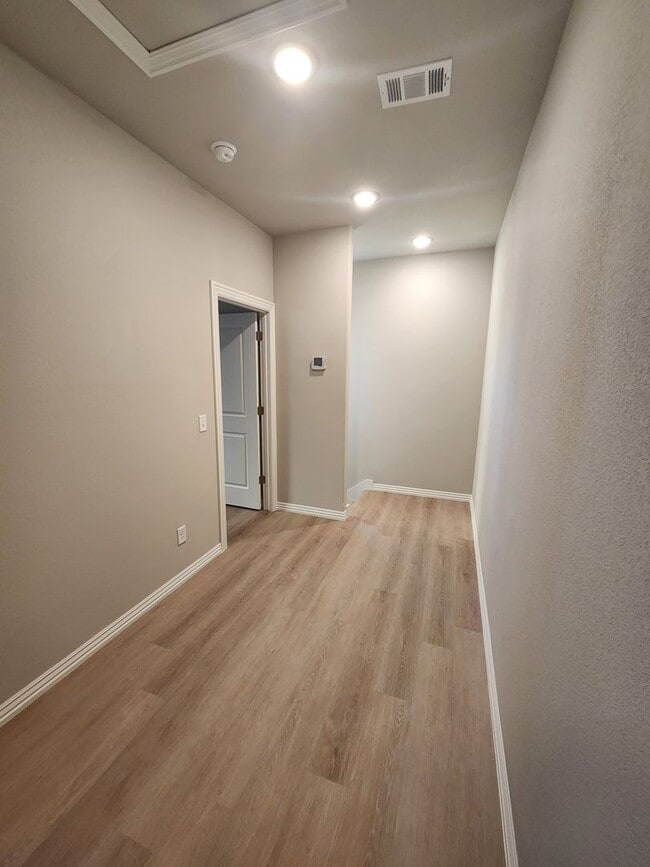 Building Photo - POIGAI ESTATES: BRAND NEW