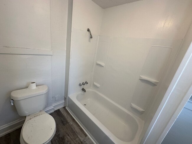 Building Photo - This is a 2 bedroom 1 bath single family h...