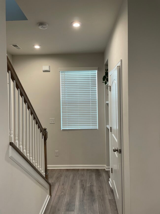 Building Photo - Shaje-11020Chalkbark