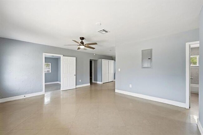 Building Photo - 740 E Evanston Cir